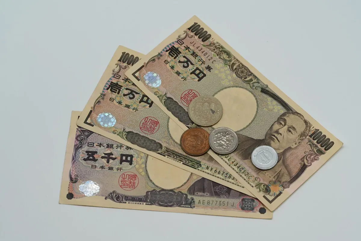 Japanese yen banknotes and coins on a flat surface
